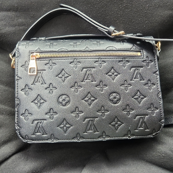 New black Louis Vuitton purse 1900 retail is 2800 - Picture 3 of 3